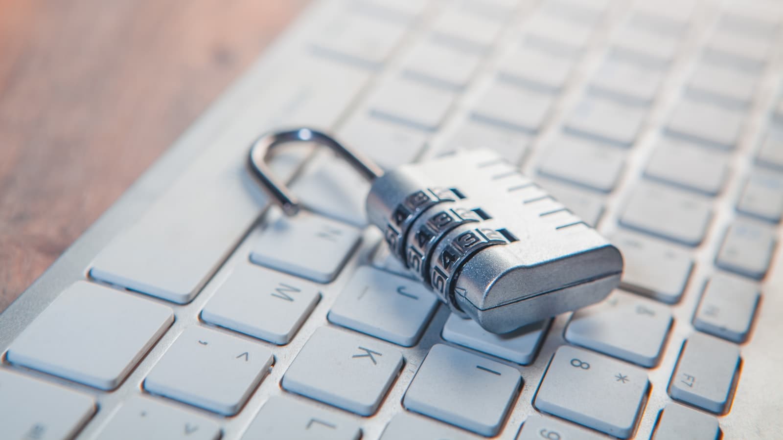 Cadenas à combinaison posé sur un clavier d'ordinateur, illustrant la sécurité d'un site WordPress